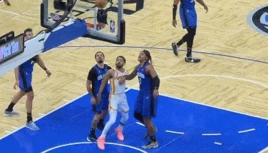 足球无插件直播-球砸裁判、抢断裁判、戏耍裁判！吹扬嘲弄比赛遭驱逐